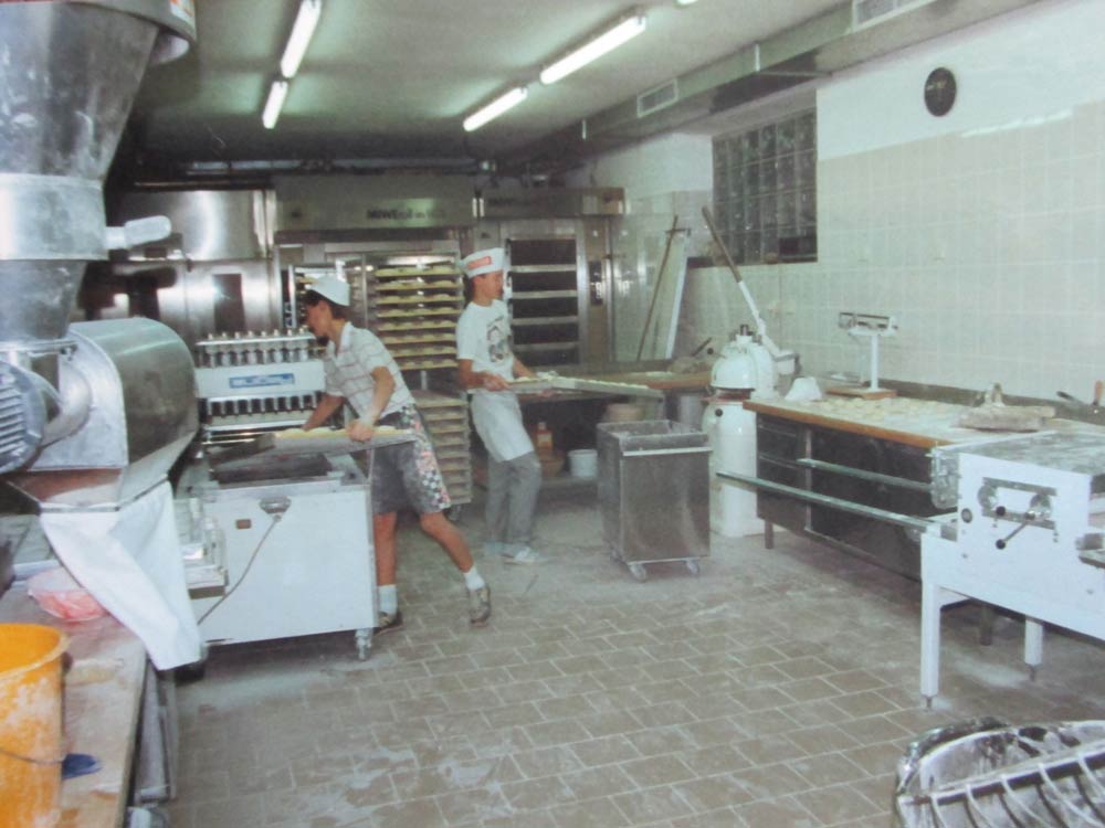Bäckerei Hütter Geschichte 1990 Backstube mit Thomas und Florian